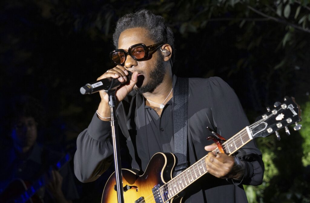 Leon Bridges on stage