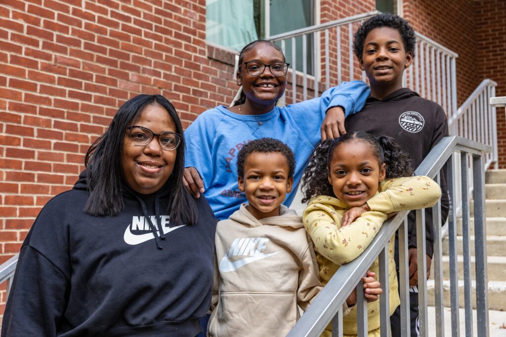 sophie-wallace-5 Sophia Wallace and four of her five children smile