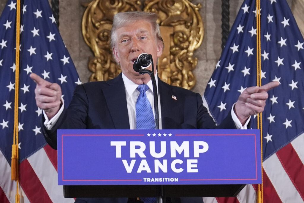 Trump Donald Trump points his fingers and speaks
