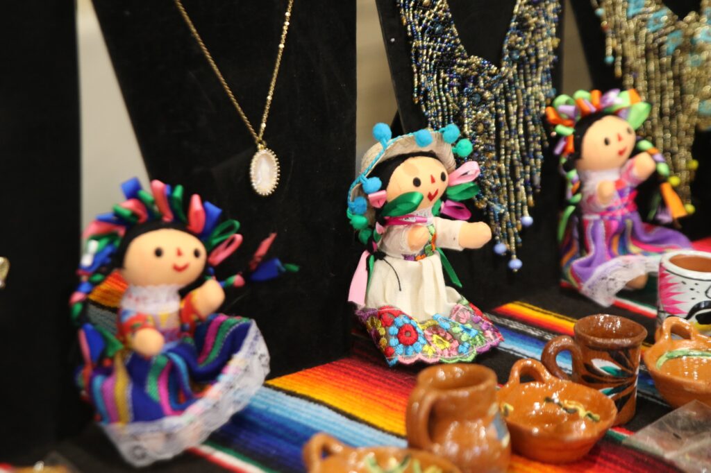 la-expo-tianguis-y-posada-2024-11 dolls and ceramics on a table