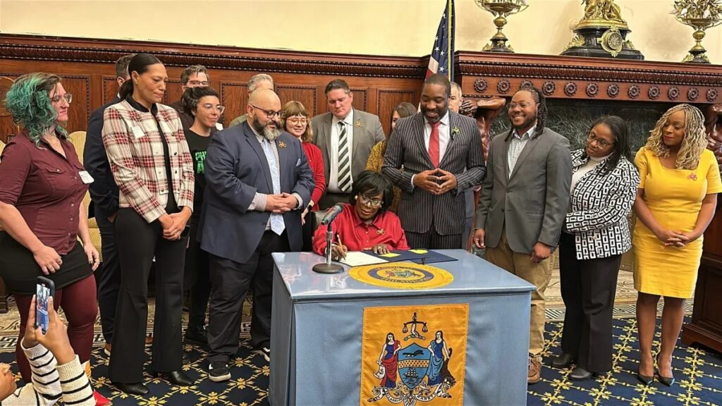mayor-parker-cars-bike-lanes Cherelle Parker signs legislation as other look on
