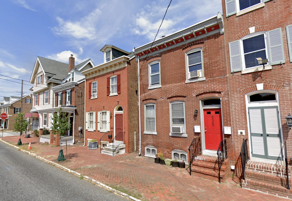 new-castle-delaware-2024-12-11 Several row homes on one side of a block