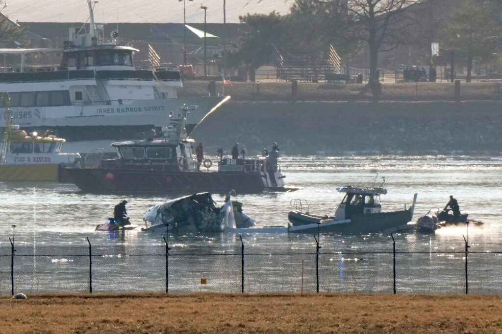 dc-plane-crash-2025-01-30 scene of rescue efforts from across the river