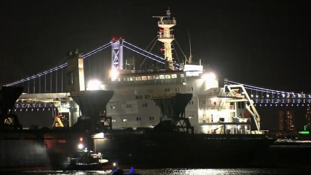 delaware-river-cargo-ship-stuck-6abc-2025-01-09 Cargo ship stuck in the river at night
