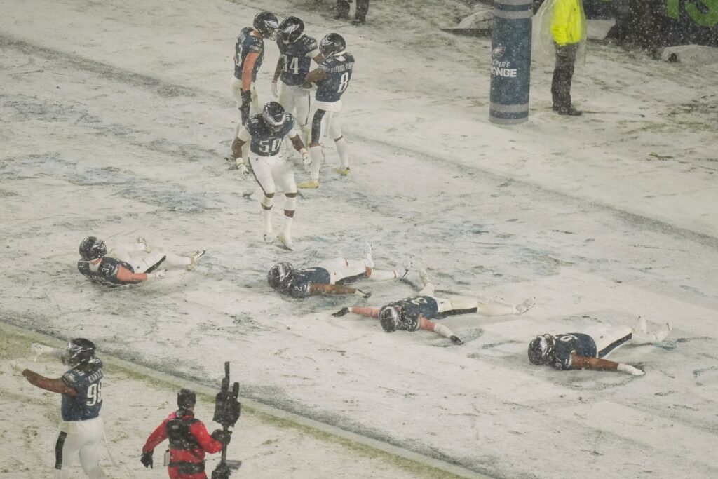 eagles-2025-01-19 Four Eagles players do snow angels