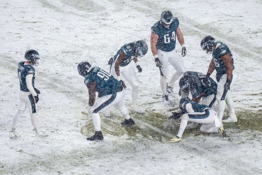 eagles-snow-2025-01-19 Eagles players move snow so Jake Elliot can kick a field goal