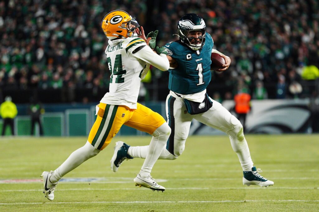 jalen-hurts-2025-01-12 Jalen Hurts stiff-arms a Packer