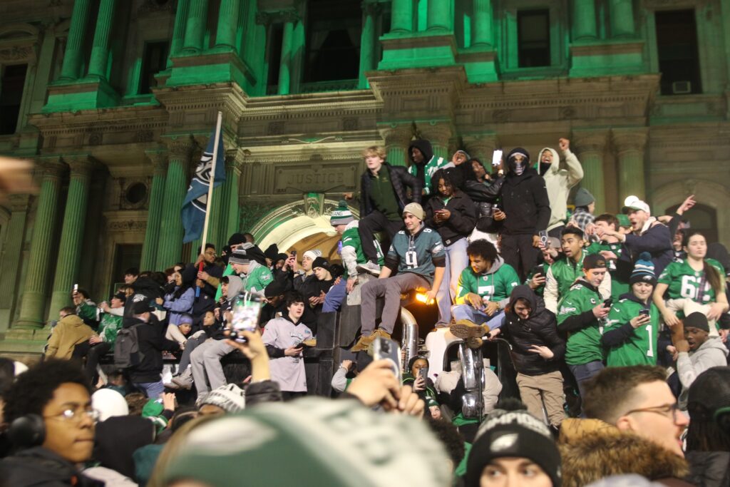 philadelphia-eagles-fans-center-city-2025-01-26-2 many fans on a trash truck