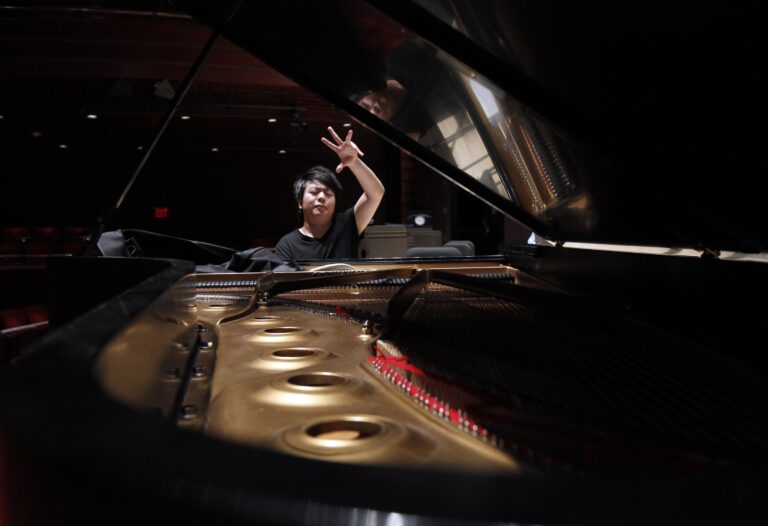 Lang Lang playing the piano