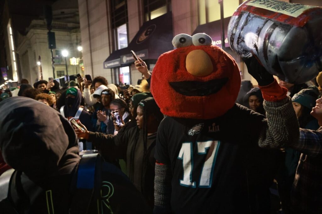 drumline-elmo-k-paynter-2025-02-09 Elmo celebreating with Eagles fans