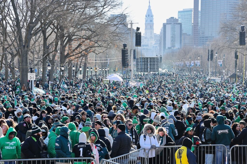eagles-parade-e-lee-2025-02-14-107 Fans pack along the Parkway awaiting the Eagles parade