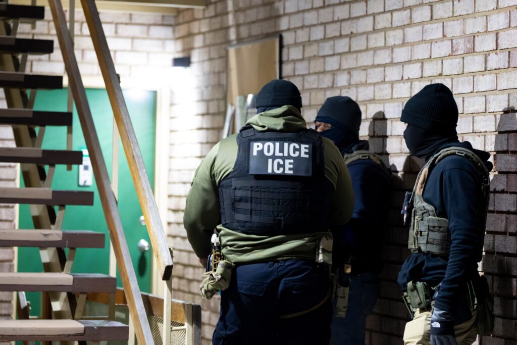 ice-agents-2025-01-27 Tres agentes de ICE afuera de un edificio