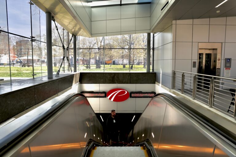 The escalator inside the new station