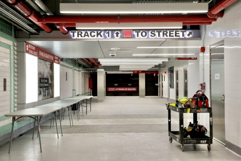 The concourse inside Franklin Square station connecting the different platforms