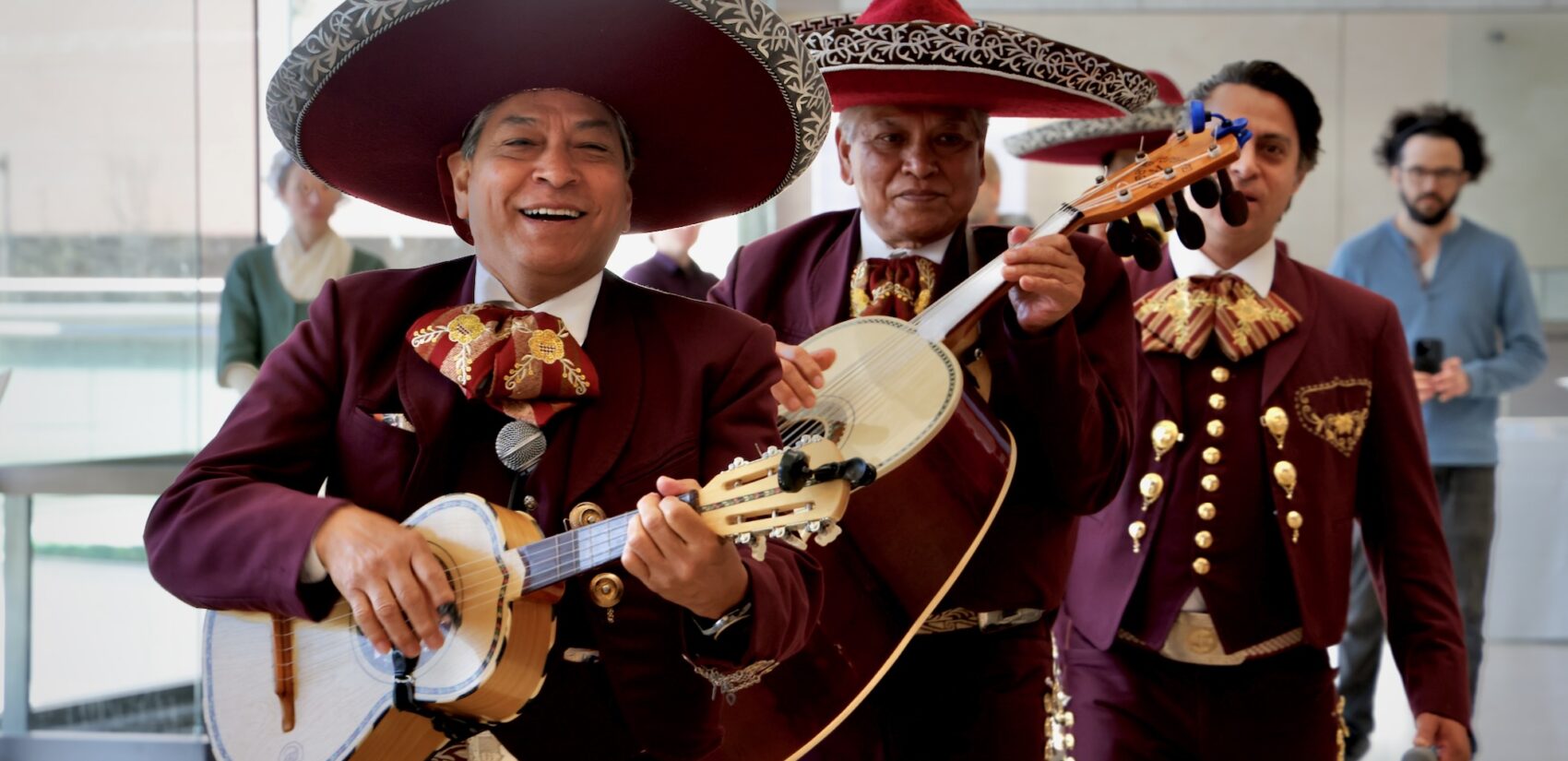 Mariachi Flores performing