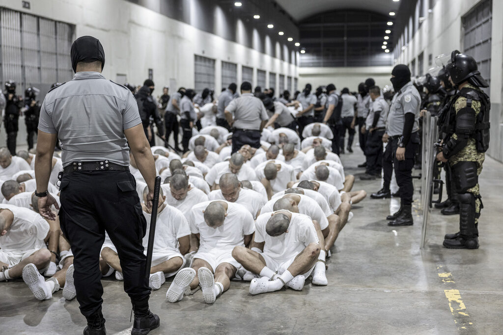 People are held in detention wearing white clothes in an El Salvadoran prison