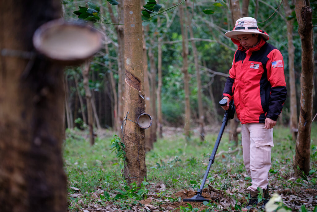 _XH16092 (1) A representative from Mines Advisory Group is searching for a bomb with a metal detection device. (Mines Advisory Group/Bart Verweij)
