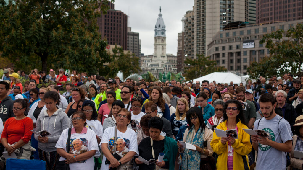 pope-francis-philadelphia-visit-2015-10 the crowd on on the Benjamin Franklin Parkway