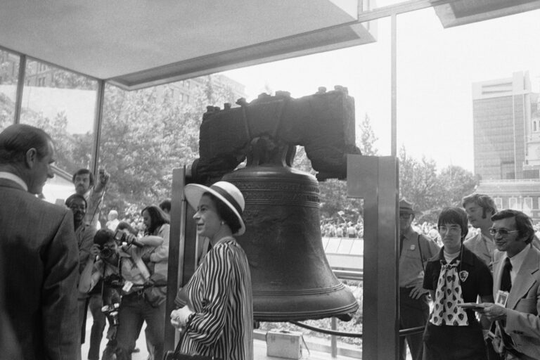 Archival photo of Queen Elizabeth II visiting the Liberty Bell in Philadelhpia