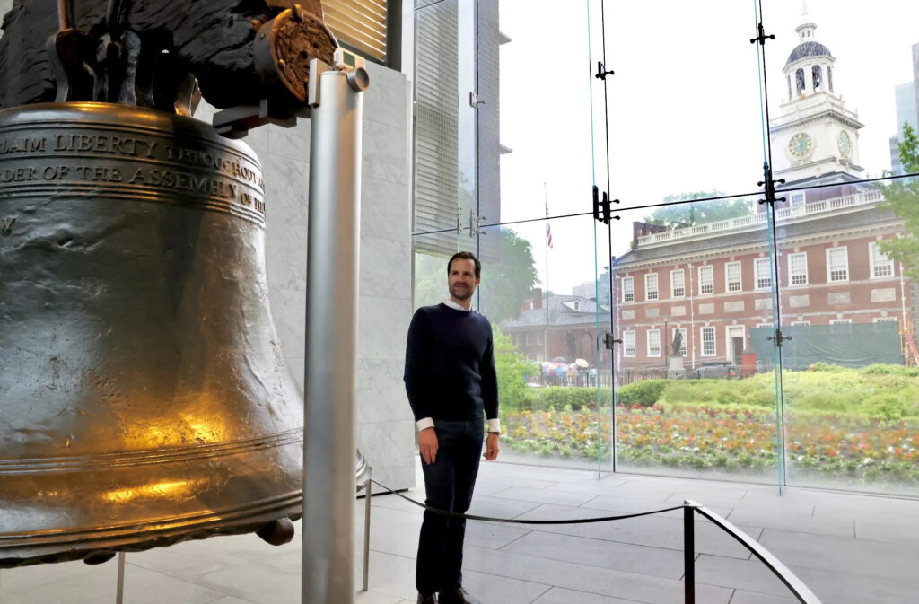 2025-05-14-e-lee-gwendal-poullennec-philadelphia-michelin-guide-international-director-liberty-bell-independence-hall Gwendal Poullennec looks at the Liberty Bell
