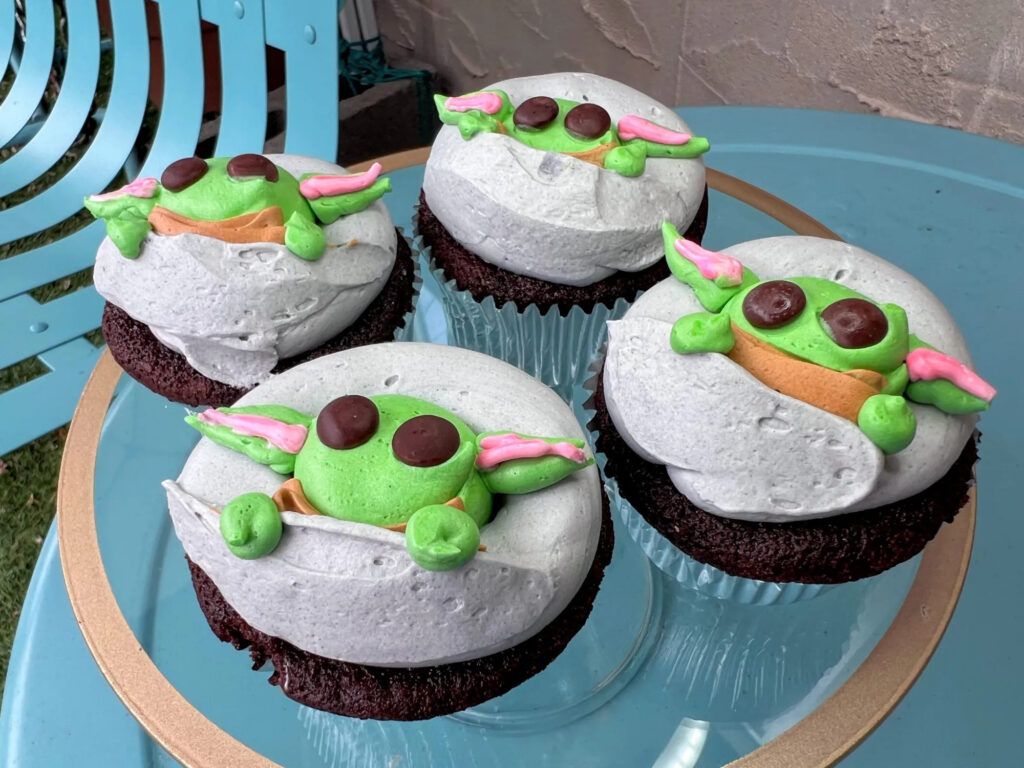 baby-yoda-cupcakes Baby Yoda cupcakes