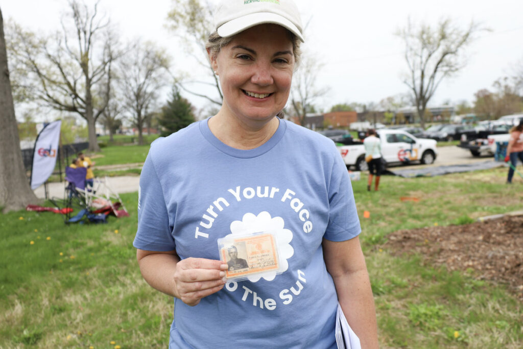 heroic -gardens-NL-050725-04 Collie Turner holding photos of her grandfather, Joseph C. Stevens,