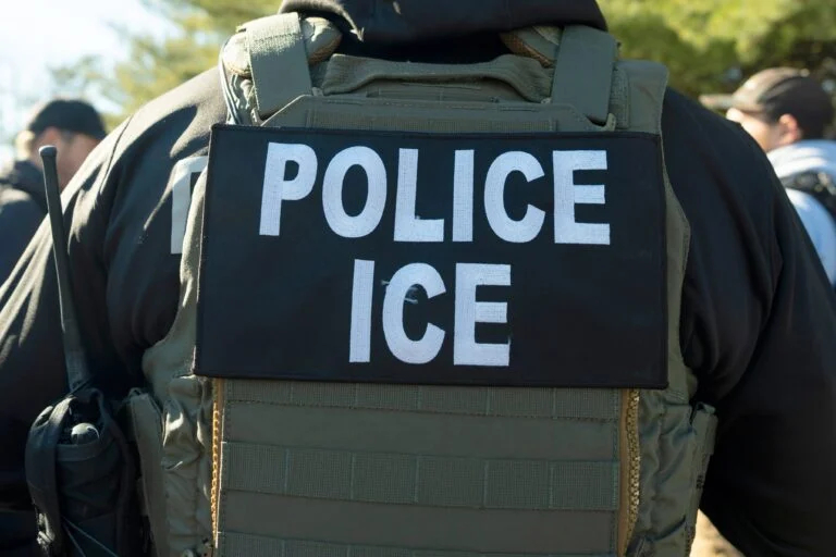 police-ice-agent-file-768×512-primer-estado Un agente del Servicio de Inmigración y Control de Aduanas de Estados Unidos (ICE) escucha durante una sesión informativa, el lunes 27 de enero de 2025, en Silver Spring, Maryland