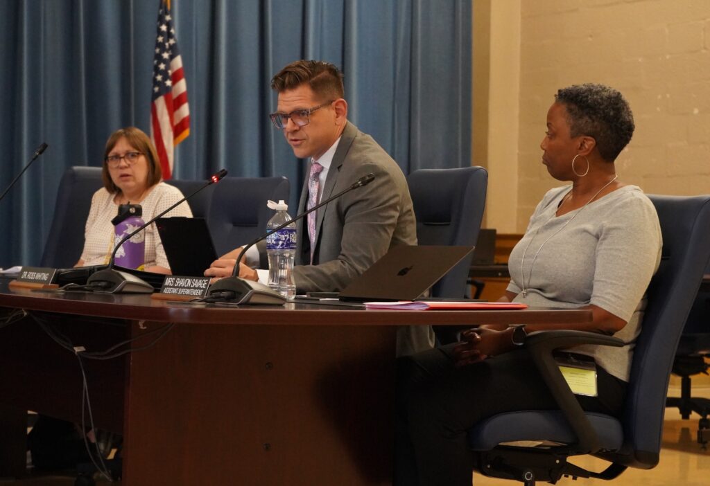 ross-whiting-cheltenham-school-district-elkins-park-school-KC-052725 Ross Whiting, Cheltenham School District director, speaks at a school board meeting