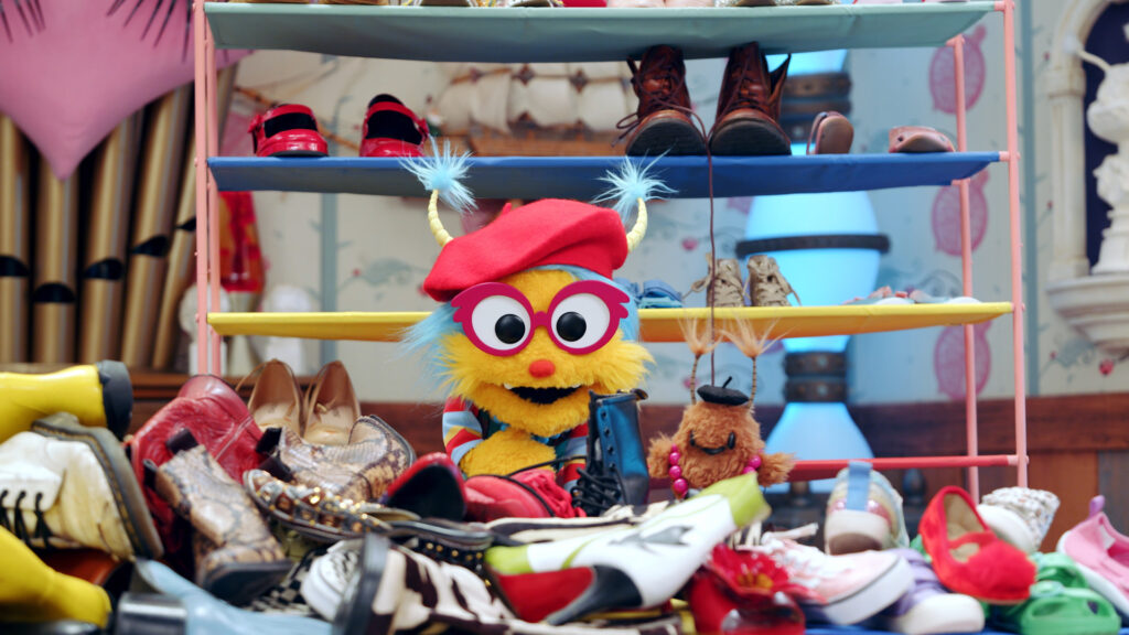 ABLE0204_Albie&HuggyinFrontofShoes