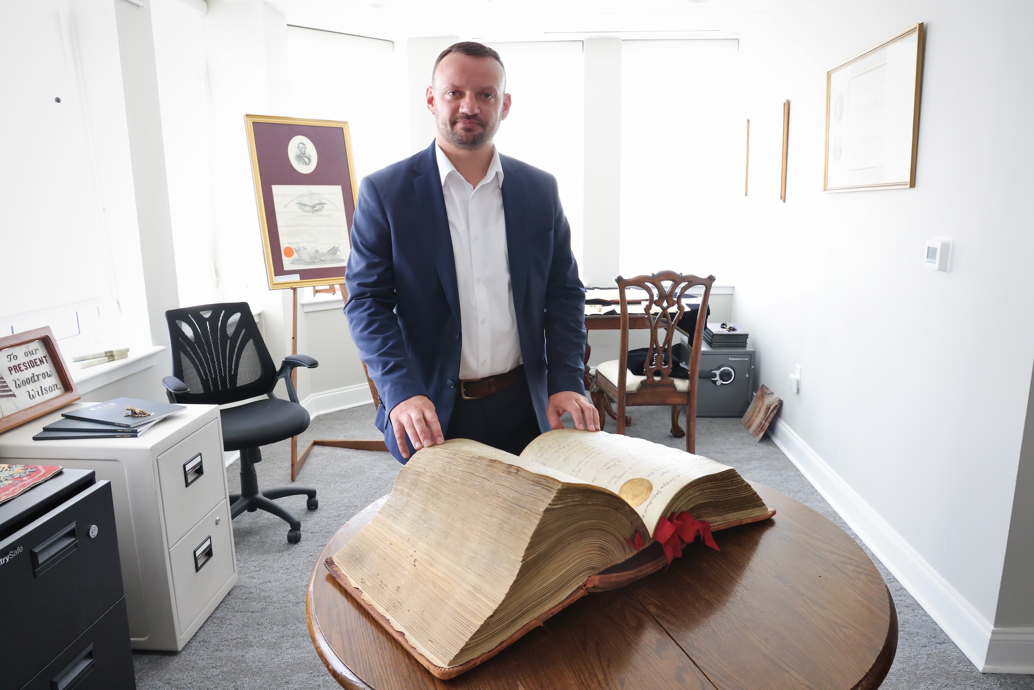 Mayor Viktor Šimunić with Joseph Mikulec's autograph book