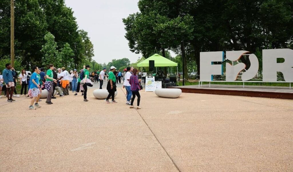 fdr-park-bp-071125 Visitors head into the Gateway Plaza section of FDR Park