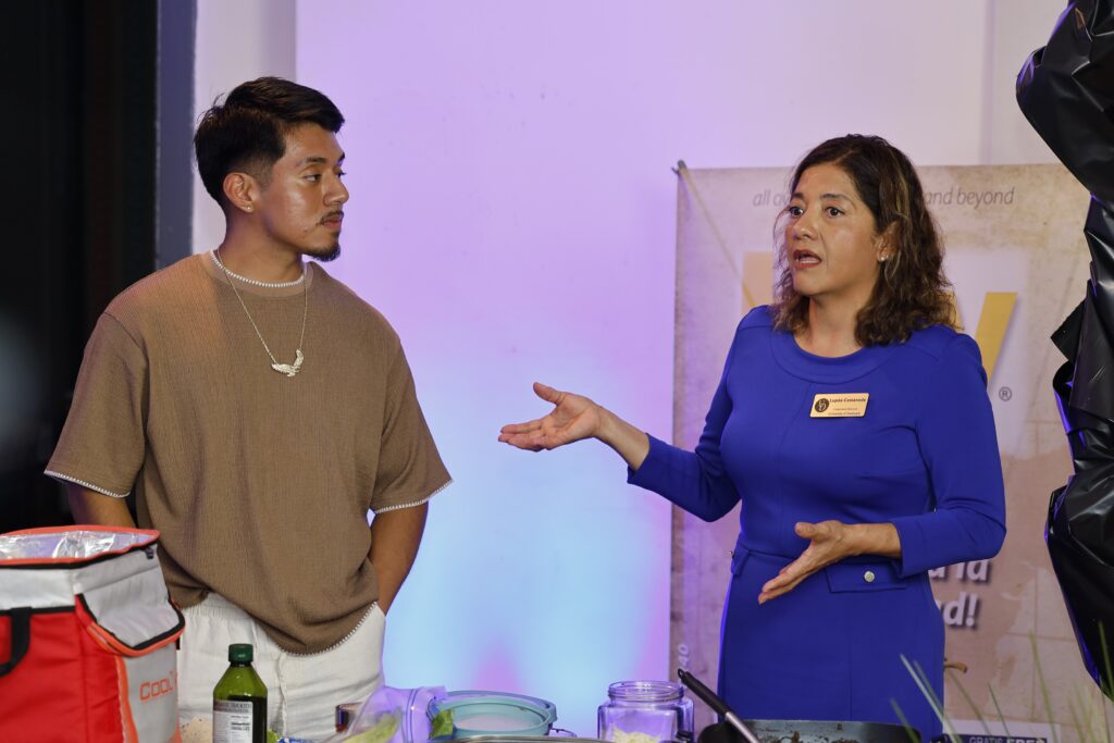 latino-community-delaware-food-event-2025-whyy-hoy-en-delaware-3 Guadalupe Castañeda talks with Johnny Perez-Gonzalez