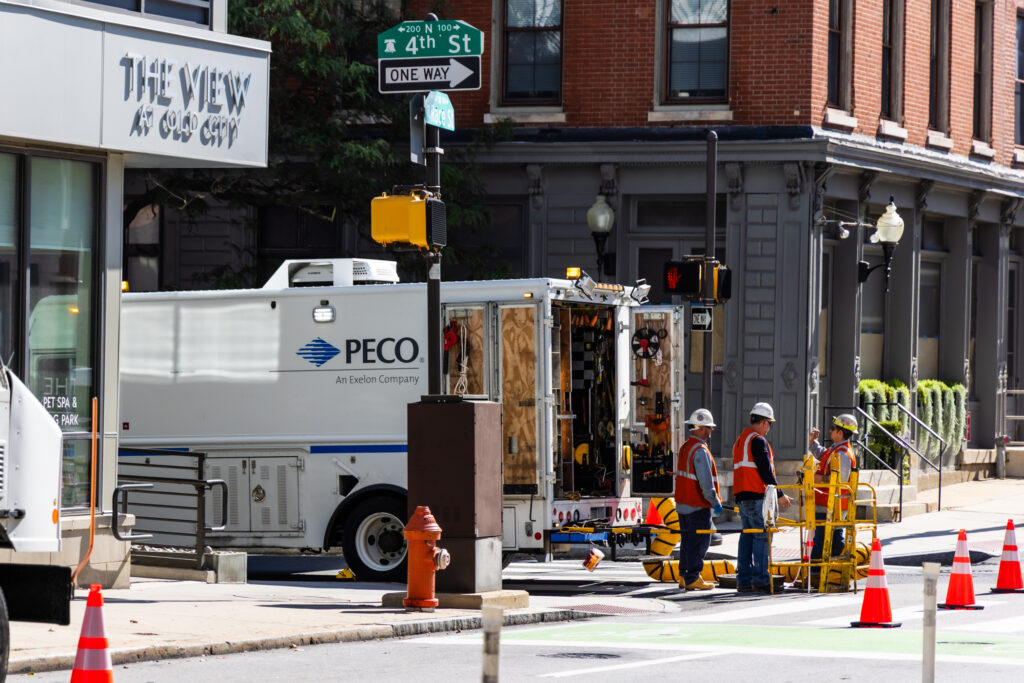 08 25 2025 k paynter PECO workers-2 Workers congregate around a PECO truck