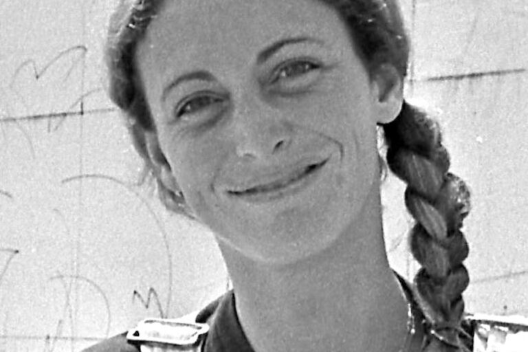 Jane Golden poses in front of mural in Santa Monica in 1981