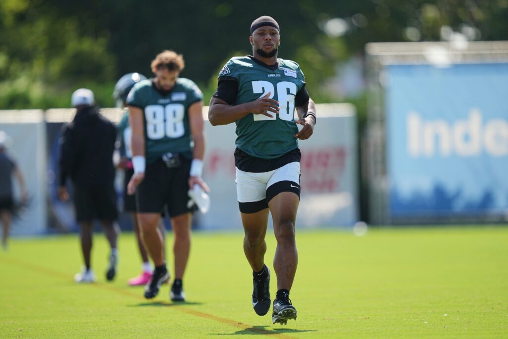 saquon-barkley-2024-07-24 Saquon Barkley jogging during practice