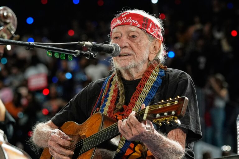 Willie Nelson performing