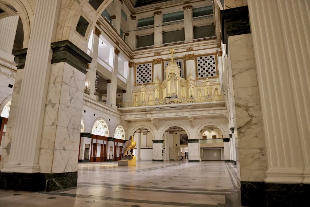 2025 09 11-e lee-philadelphia wanamaker building-eagle and organ Inside the Wanamaker Building
