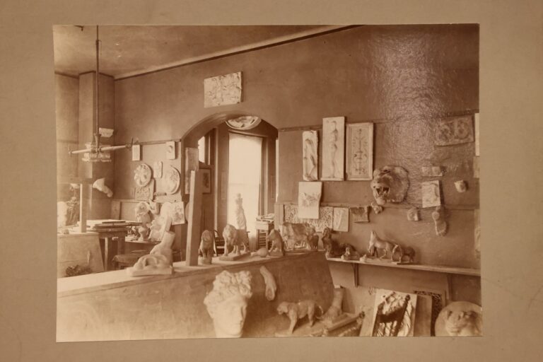A photo taken around 1900 shows a classroom where plaster casts were used as teaching tools