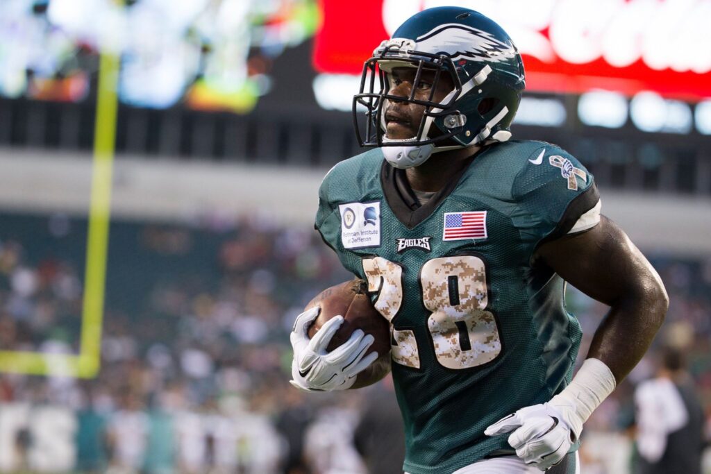 (AP Photo Chris Szagola) Wendell Smallwood with the football during a game as a member of the Eagles