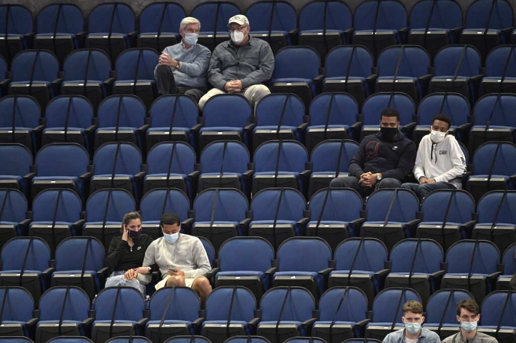 Clippers Magic Basketball (AP Photo/Phelan M. Ebenhack)