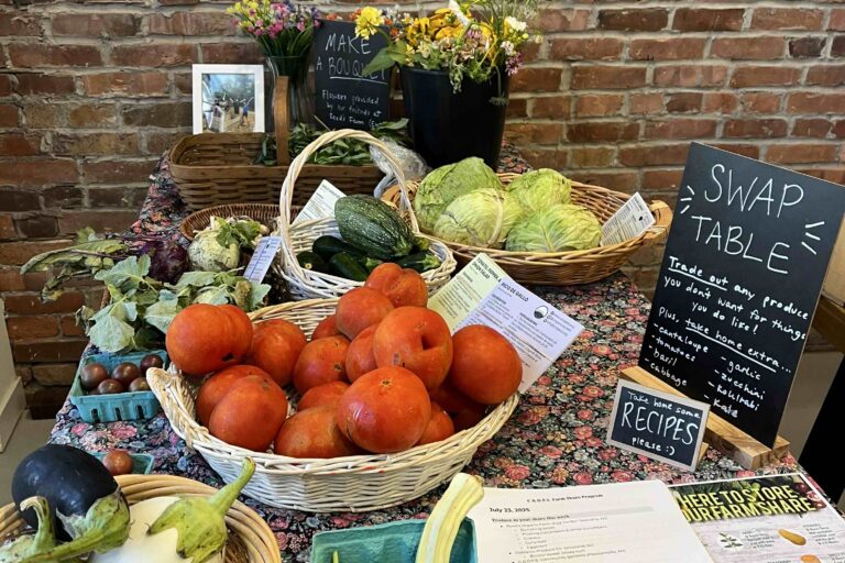 Food Hub Farm Share Pickup (Photo/Martin Alfaro)