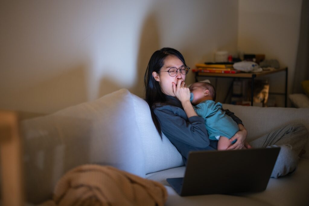 Some mothers wish to return to work as soon as possible, while others prefer to stay home and care for their children; their reasons for these choices differ greatly.