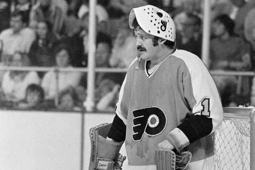 bernie-parent-flyers-ap-file Philadelphia Flyers goalie Bernie Parent raises his mask