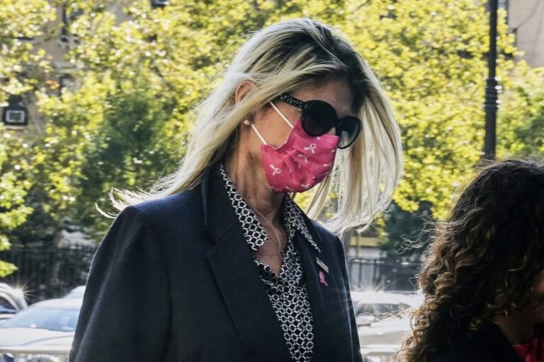 Nadine Menendez wearing a face mask as she walks into the courthouse