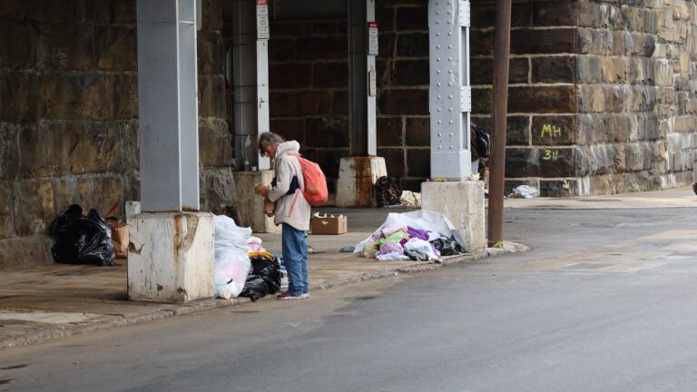 Algunas personas sin hogar en Wilmington se están refugiando bajo un paso elevado en la ciudad. (Sarah Mueller/WHYY)