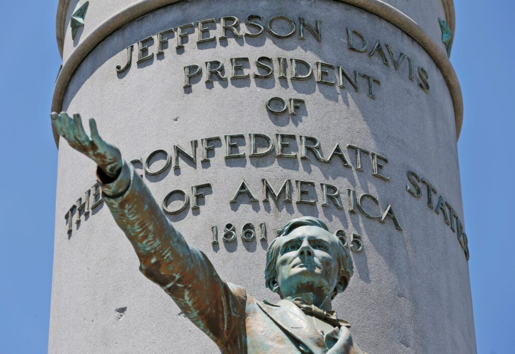 jefferson-davis-file-ap-2017-06-28 A Jefferson Davis statue