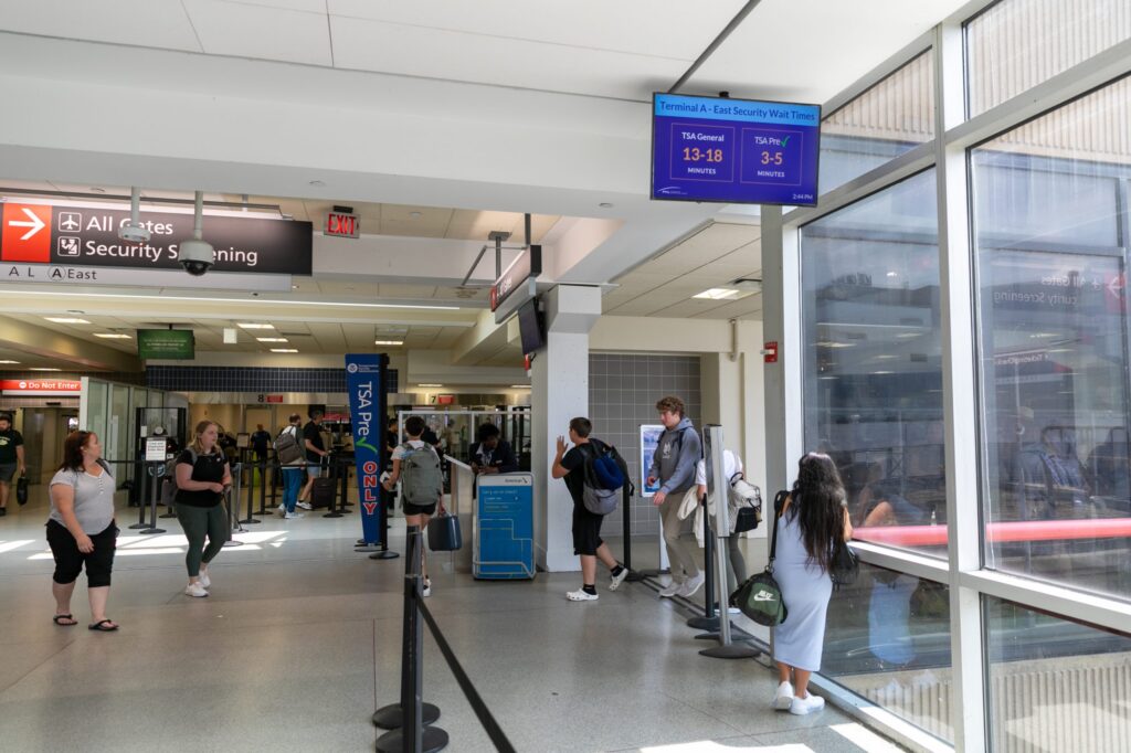 tsasecurity-phlairport-bp-102825 TSA workers and air traffic controllers just missed their first full paycheck