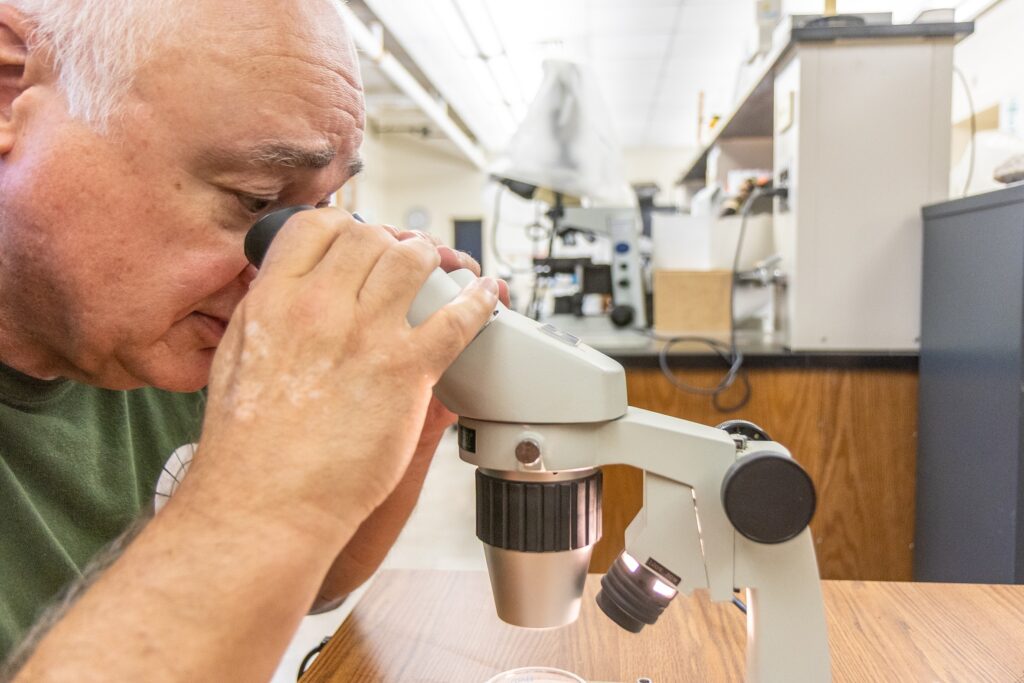 08-04-2025-k-paynter-senior-environment-corps-microplastics-philadelphia-9 Bob Meyer looks into a microscope