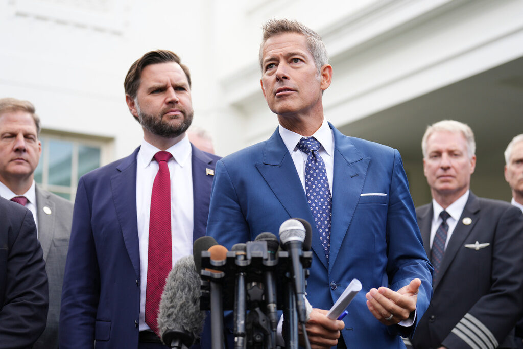 Vance Transportation Secretary Sean Duffy, from right, speaks alongside Vice President JD Vance and Chris Sununu, president & CEO of Airlines for America,