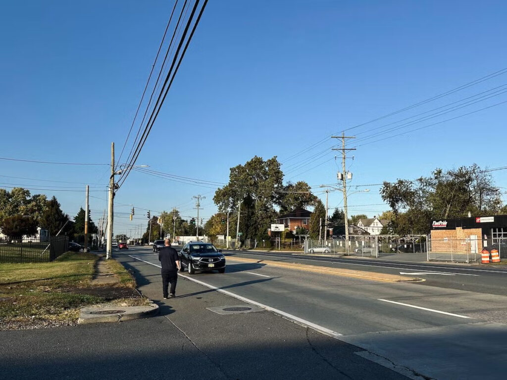 man-crossing-route-9-JPG-102325-primer-estado Un hombre intenta cruzar la concurrida autopista Ruta 9, un tramo conocido por su elevado número de atropellos mortales. En la intersección con Lambson Lane, los investigadores han recomendado la construcción de un puente peatonal para mejorar la seguridad. (Johnny Perez-Gonzalez/WHYY)